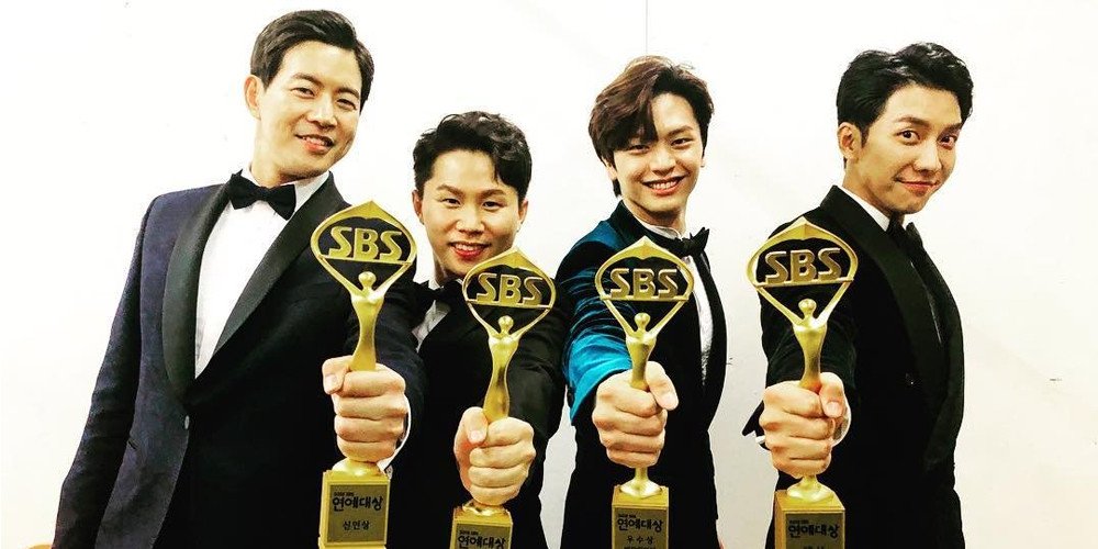 Master in the House cast receiving award on SBS Variety 2019.